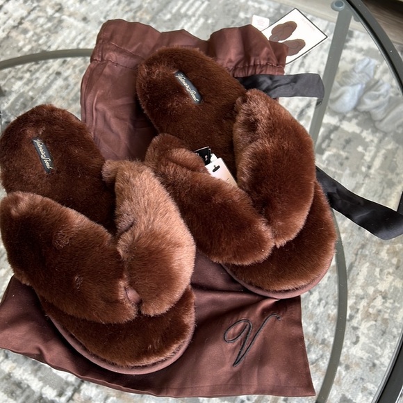 NWT Victorias Secret Faux Fur Slippers - Picture 1 of 4